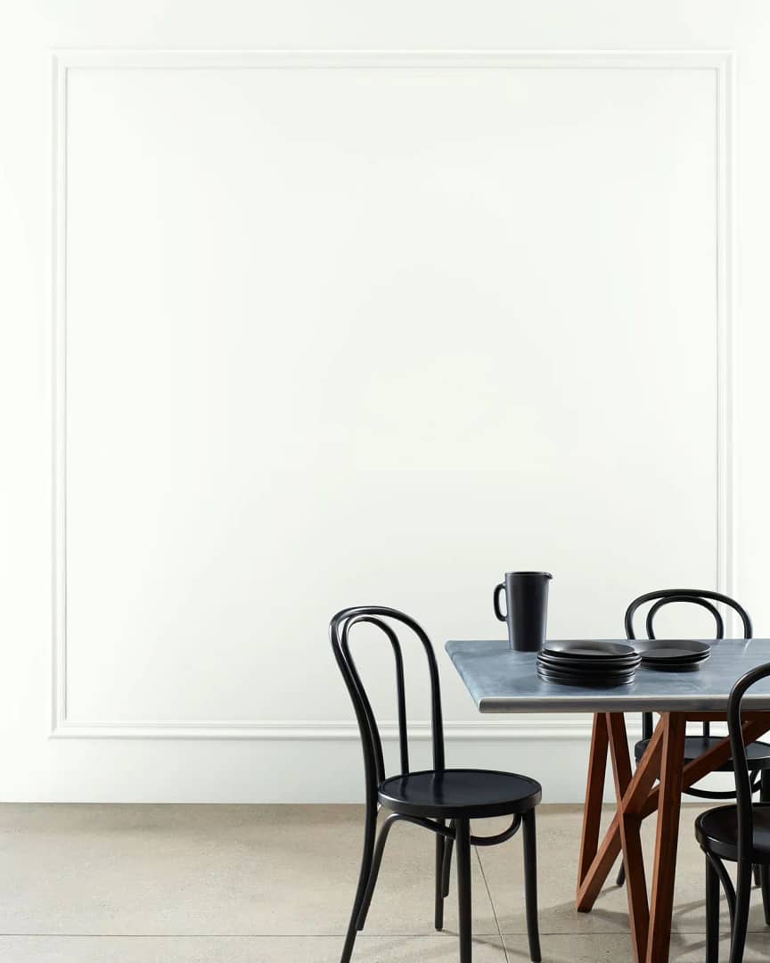 A wall painted white with Benjamin Moore's Chantilly Lace color