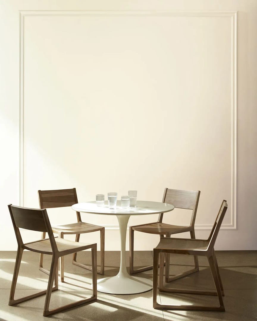 A white wall painted using Benjamin Moore's Linen White